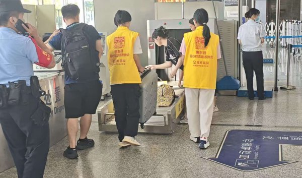 珺牛策略 在机场、火车站、高速服务区，他们的身影汇成一道暖流